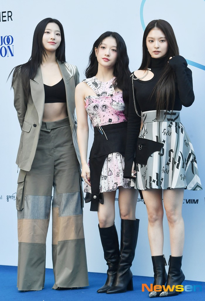 Saerom, Seoyeon, dan Nagyung fromis_9 secara kompak tampil edgy di Seoul Fashion Week S/S 2024./ Foto: newsen.com