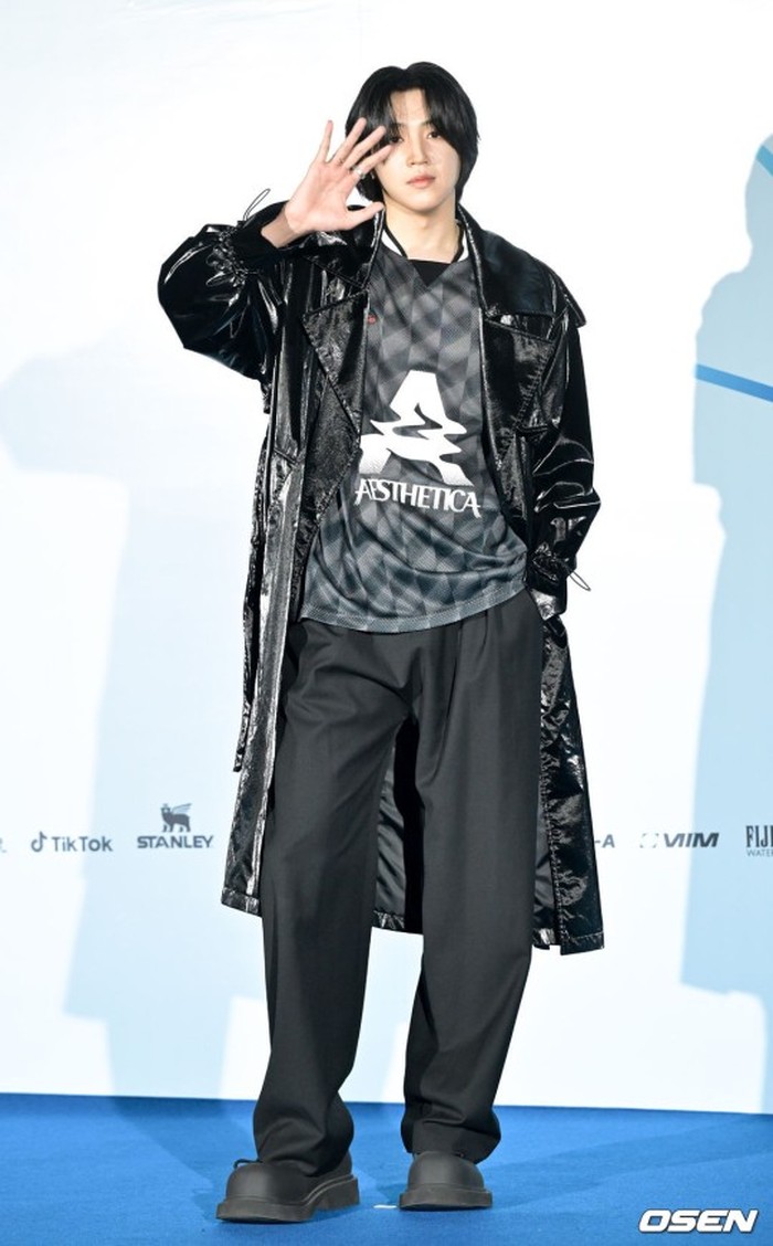 Tampil casual dengan long coat dan loose pants warna hitam, Wooseok Pentagon sukses tampil efforlessly stylish di acara tahunan ini./ Foto: osen.co.kr