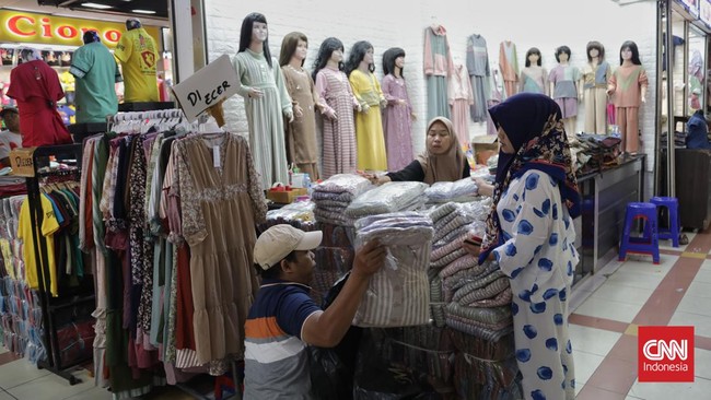 Pengamat menilai pemerintah perlu mengatur jelas soal social commerce, tidak hanya sekadar melarang TikTok Shop.