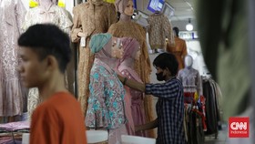 Fetri dan Cuan Rp20 Juta per Hari dari Jual Baju Shimmer saat Lebaran