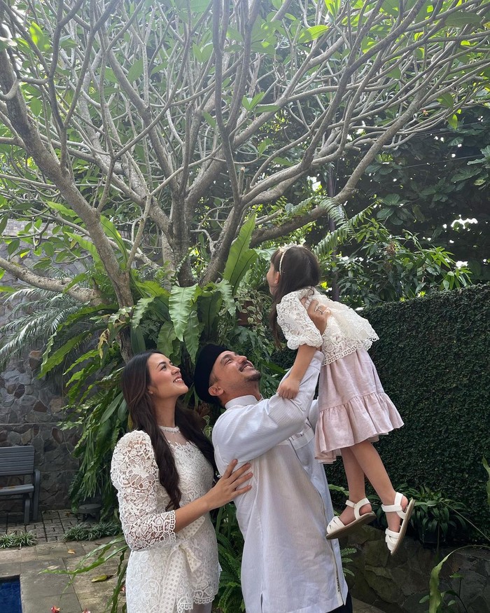 Penyanyi Raisa menggugat cerai suaminya, Hamish Daud. Ini kilas balik perjalanan cinta Raisa dan Hamish Daud selama 8 tahun.