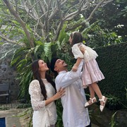 4 Selebritas yang Konsisten Sembunyikan Wajah Sang Anak