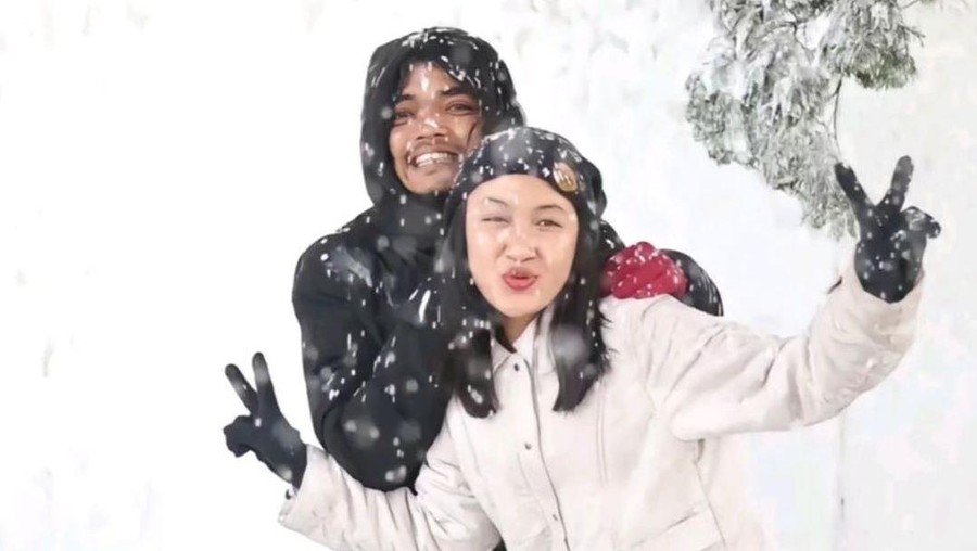 Usai Bromo, Viral Aksi Kocak Pasangan Foto Prewedding di Salju Usai Bromo, Viral Aksi Kocak Pasangan Foto Prewedding di Salju