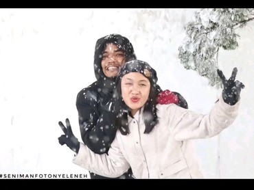 img-title Usai Bromo, Viral Aksi Kocak Pasangan Foto Prewedding di Salju