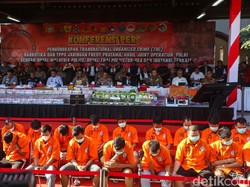 Balita Merangkak Keluar dari Truk Ringsek Usai Kecelakaan di Lampung