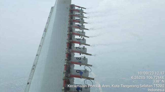 Water mist spraying alias penyemprotan uap air dari pesawat diklaim membuat langit jakarta makin biru. Cek fata-datanya berikut.