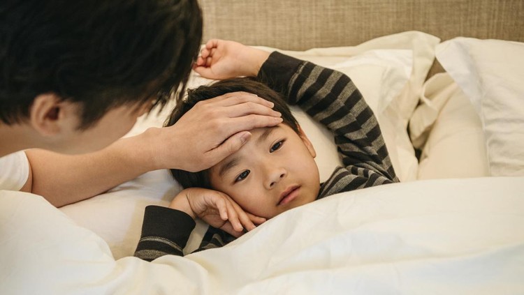 1152571844 Sick child lying in bed, father reassuring and consoling, healthcare, medicine, care