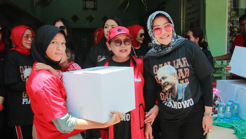 Rombongan istri anggota DPR RI memberi bantuan paket sembako untuk masyarakat Kabupaten Klaten di Alun-Alun dan Kecamatan Pedan, Selasa (12/9).