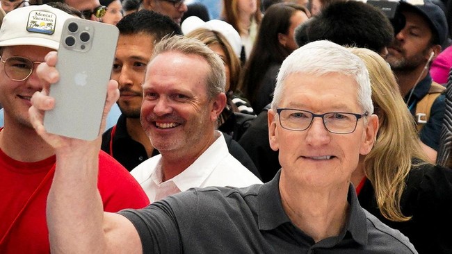 CEO Apple Tim Cook menerima pemotongan gaji secara signifikan dalam tahun fiskal terakhir atas arahan pemegang saham dan rekomendasi dari Cook sendiri.