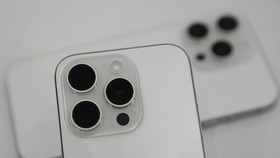 iPhone 15 Pro Max 'Gendong' Apple Hingga Capai Rekor