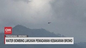 VIDEO: Water Bombing Lakukan Pemadaman Kebakaran Bromo
