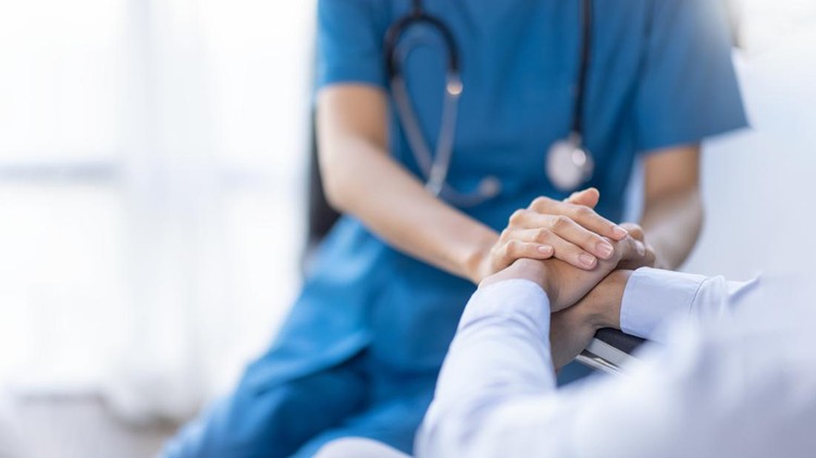 dokter Cropped shot of a female nurse hold her senior patient's hand. Giving Support. Doctor helping old patient with Alzheimer's disease. Female carer holding hands of senior man