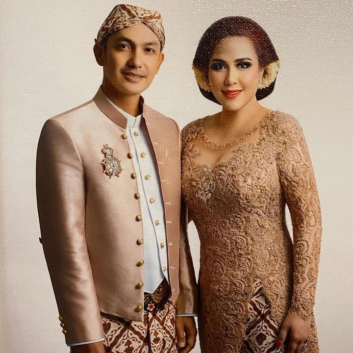 <p>Tak hanya itu, Gunawan dan istri juga dibanjiri doa serta pujian karena penampilan mereka yang tidak jauh berbeda, Bunda. "Ya Allah masih langsing2 ya. Tp skr jiga masih tetap gagah dan cantik dan semakin adem, bahagia," ujar @lina****. (Foto: Instagram @gunawan_sudrajat_real)<br /><br /><br /></p>