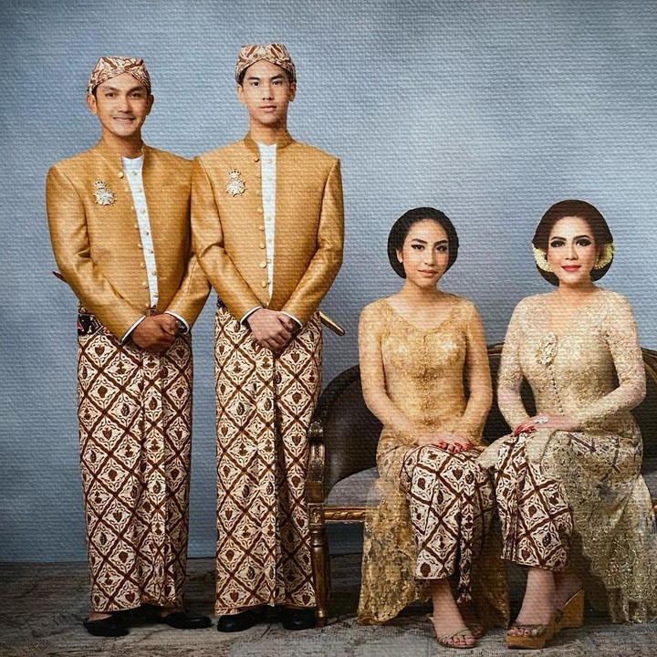 <p><em>Happy wedding anniversary</em> ke-20 untuk Gunawan dan istri. Kita doakan, semoga rumah tangga mereka selalu langgeng dan bahagia selalu, ya. (Foto: Instagram @gunawan_sudrajat_real)</p>