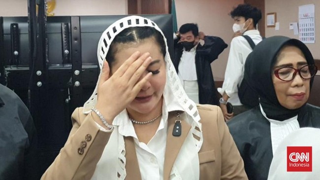 Salah satu hal meringankan vonis Hasnaeni wanita emas yakni terdakwa memiliki tiga orang anak yang masih dalam tanggungan.