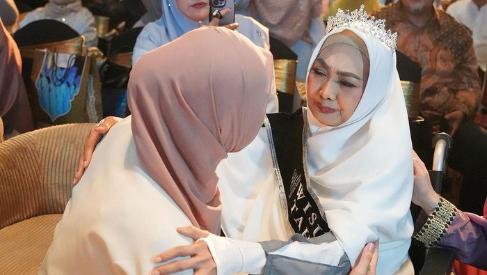 Ibunda Oki Setiana Dewi Diwisuda
