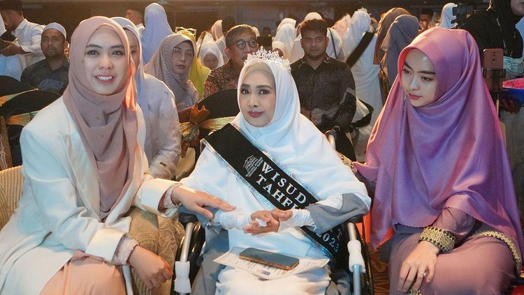 Ibunda Oki Setiana Dewi Diwisuda Ibunda Oki Setiana Dewi Diwisuda