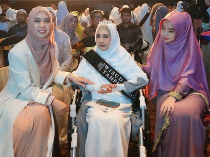 Sempat Henti Napas, Ibunda Oki Setiana Dewi Akhirnya Hafiz Al-Quran di Usia 59 Tahun