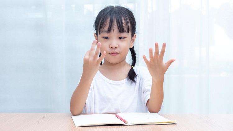 Ilustrasi Contoh Soal PTS Kelas 3 SD Asian little Chinese Girl doing mathematics by counting fingers at home