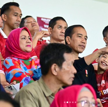 Ekspresi dan Tingkah Lucu Jan Ethes Saat Nonton Timnas Bareng Jokowi