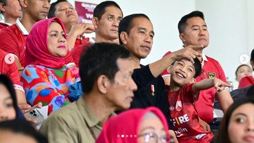 img-title Ekspresi dan Tingkah Lucu Jan Ethes Saat Nonton Timnas Bareng Jokowi