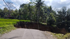 Muncul Sinkhole 50 Meter di Jalur Wisata Tegalalang-Tampaksiring Bali