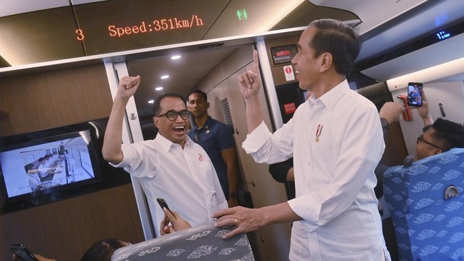Masyarakat Jakarta-Bandung mendapatkan asa transportasi baru; Kereta Cepat Jakarta-Bandung. Dengan kereta ini, Jakarta-Bandung hanya 1 jam.