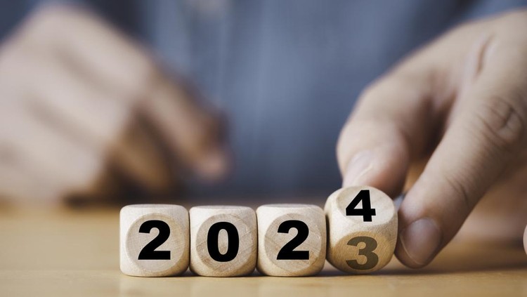 kalender 2024 Hand flipping of 2023 to 2024 on wooden block cube for preparation new year change and start new business target strategy concept.