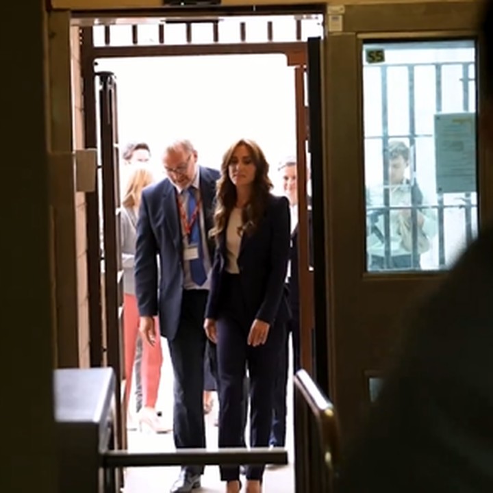 <p>Kate Middleton sukses mencuri perhatian saat mengunjungi penjara HMP High Down di Surrey, Inggris. Dalam agenda tersebut, Princess of Wales berusia 41 tahun tampil <em>stylish</em> dengan setelan Alexander McQueen berwarna biru tua. (Foto: Instagram @princeandprincessofwales)<br /><br /><br /></p>