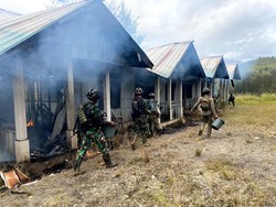 TNI Baku Tembak dengan KKB yang Bakar 10 Rumah Nakes di Puncak Papua