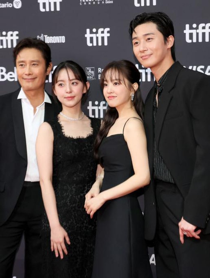 Park Bo Young juga hadir bersama pemain Concrete Utopia lainnya seperti Lee Byung Hun, Park Ji Hoo, dan Park Seo Joon./ Foto: Getty Images/Rodin Eckenroth