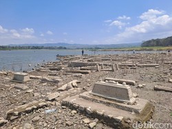 Wajah Baru Waduk Gajah Mungkur Saat Surut.. Jadi Pemakaman Kuno