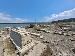Waduk Gajah Mungkur Surut, Keluarga Ziarah ke Makam Kuno