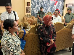 Mensos Risma Ajak Mama-mama Papua Jualan Noken ke Turis Saat STC di Biak