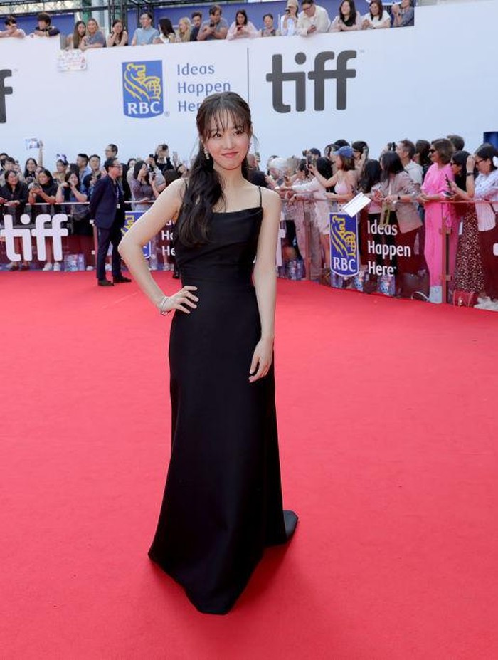 Mengenakan gaun berwarna hitam dengan penampilan elegan yang terkesan berkelas, sang aktris juga tampil dengan gaya half ponytail hair serta beberapa perhiasan yang melengkapi penampilannya./ Foto: Getty Images/Michael Loccisano