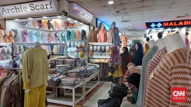 Sejumlah pedagang di Pasar Tanah Abang mengeluh; selama dua bulan belakangan ini sepi pembeli dan penjualan merosot 80 persen. Masalah dipicu TikTok Shop.