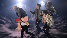 FOTO: TXT Pamer Back for More Bareng Anitta di MTV VMA 2023