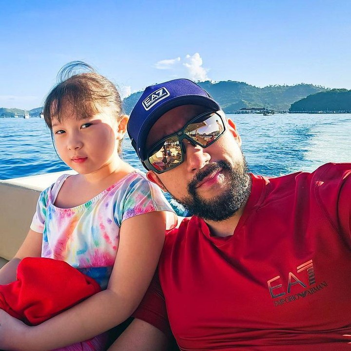 <p>"Menikmati keindahan alam Indonesia dan <em>quality time</em> bersama Boru-Boru Tampubolon Naburju-Burju ku. Ku rasa Marielle ermasuk salah satu anak TK yang sampai naik ke puncak Gunung Padar ini tanpa maen gendong. Pokoknya <em>hepi n</em> bangga kali aku <em>bah</em>! <em>Horas</em>! Komando!," tulis Maruli pada salah satu unggahan di akun Instagram-nya. (Foto: Instagram: @marulitampubolon777)</p>