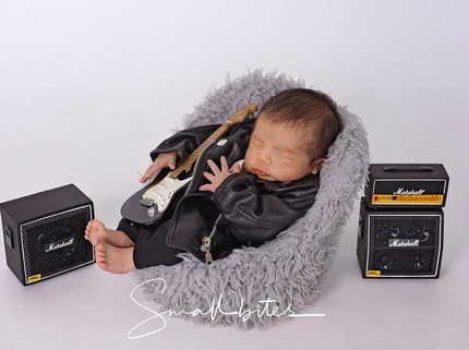 7 Potret Putra Bungsu Sammy Simorangkir saat Newborn Photoshoot, Gemas Bergaya Anak Band