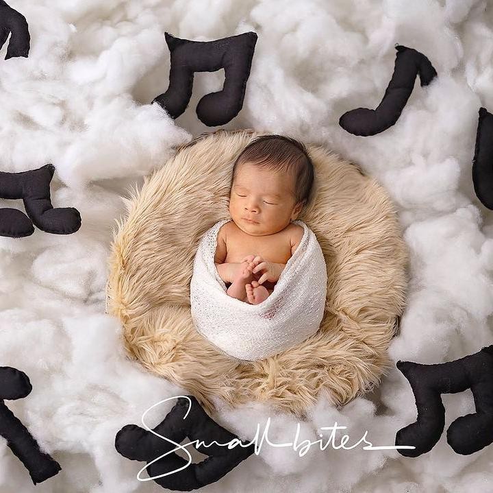<p>Potret ini dibagikan Viviane pada laman Instagram-nya dalam rangka merayakan satu bulan usia Elhan, Bunda. Viviane pun berharap sang putra tumbuh menjadi anak yang selalu dalam perlindungan Tuhan dan penuh dengan sukacita. (Foto: Instagram: @sammysimorangkir)</p>