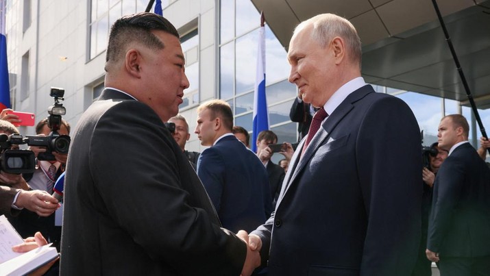 Presiden Rusia Valdimir Putin, dan Pemimpin Korea Utara Kim jong Un saat pertemuan di Kosmodrom Vostochny di wilayah Amur timur jauh, Rusia, Rabu (13/9/2023). (Sputnik/Mikhail Metzel/Kremlin via REUTERS)