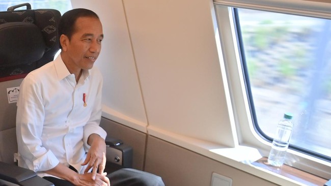 Presiden Joko Widodo (Jokowi) akan menggratiskan Kereta Cepat Jakarta-Bandung (KCJB) untuk sementara setelah diresmikan 1 Oktober mendatang.