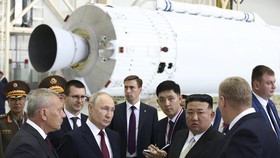 FOTO: Putin-Kim Jong Un Kunjungi Situs Peluncuran Roket di Rusia