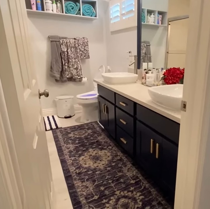 <p>Sementara itu, kamar mandi rumah Cinta Kuya dilengkapi dengan toilet canggih serta <em>bathub</em> meski ruangannya tidak besar, Bunda. "Ini kabinetnya kelihatan sekilas warna hitam, padahal aslinya <em>navy.</em> Lalu karpetnya yang pilih Astrid. Warna catnya juga sudah kita ganti jadi abu-abu muda lebih terang. WC sudah pakai <em>remote,</em> airnya bisa hangat dan dingin,"&nbsp;tutur Uya.&nbsp;(Foto: YouTube Uya Kuya TV)</p>