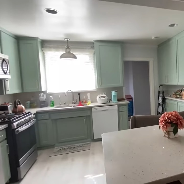 <p>Warna cerah juga diterapkan di dapur dan ruang makan dengan memakai hijau yang lembut. "Ini bagian dapur kita pakai warna<em> sage green</em>. Terus ini kompornya baru beli warna <em>silver</em>," ucap Uya. (Foto: YouTube Uya Kuya TV)</p>