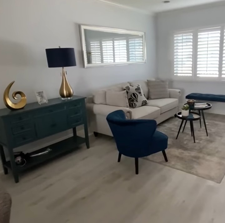 <p>Salah satunya adalah pemilihan warna cat yang diganti dengan nuansa lebih cerah. "Hasilnya setelah kita staging beberapa furnitur yang kita beli, kita rakit, kita bikin juga dan kita cat. Ini hasil rancangan gue," kata Uya Kuya. "Warnanya kita ubah jadi abu-abu muda, lalu ada beberapa unsur nuansa <em>gold</em> pada ornamennya seperti lampu," imbuhnya. (Foto: YouTube Uya Kuya TV)</p>