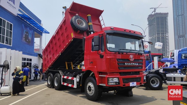 Truk merah itu adalah merek Shacman yang diimpor dari China oleh Motor Sights International.