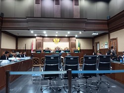 Hakim Ingatkan Lukas Enembe Tertib Saat Jaksa Bacakan Tuntutan