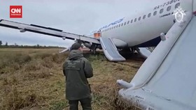 VIDEO: Pesawat Rusia Mendarat Darurat di Ladang Kosong Siberia
