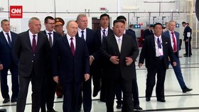 VIDEO: Momen Akrab Putin Ajak Kim Jong Un Keliling di Kosmodrom Rusia